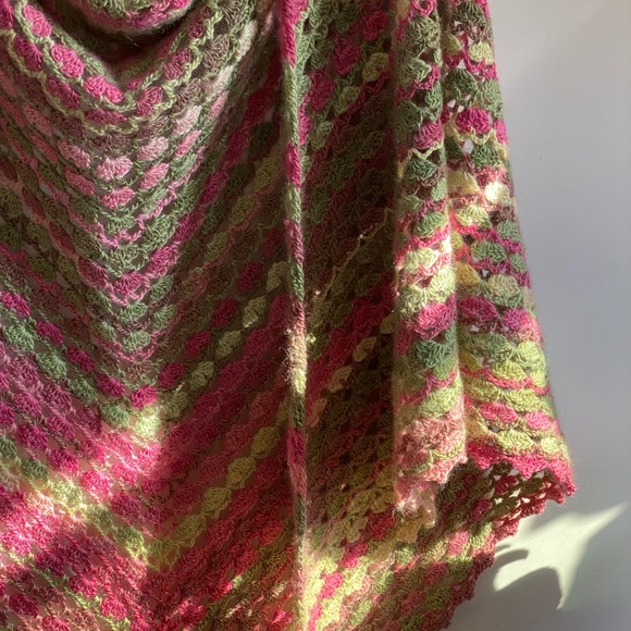 Beautiful Handmade Wool Shawl - Picture 4 of 8